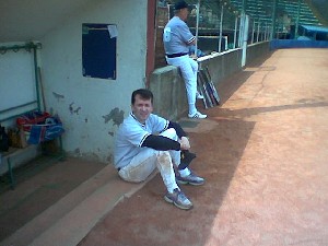 Il Leva nel dug-out, al termine della prima partita,  con un'espressione un po' stanca