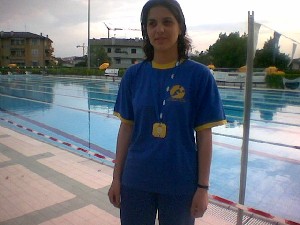 Florinda con al collo la medaglia, nello sfondo la piscina