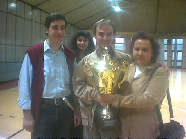 Fase della premiazione con Letizia e  Francesco Cusati che alzano la Coppa in onore di Giacomo Colombo