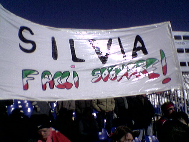 Uno degli striscioni per Silvia e Lorenzo