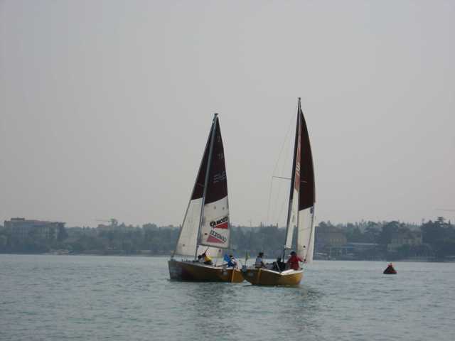 Le barche a vela si sfidano in mezzo al lago!