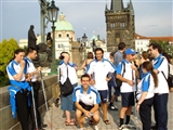 Il gruppo di azzurri in giro per Praga, su ponte Carlo.