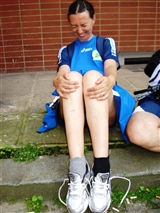 La coccolina con le calze spaiate. In un piede un calzino grigio, e nell'altro uno nero.