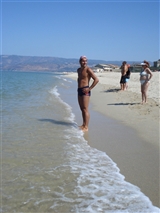 Stefano, battezzato "lo gnomo delle sabbie" se ne sta in piedi, vicino al mare, ad arrovellarsi il cervello sugli scherzi da fare agli ignari occupanti della spiaggia!
