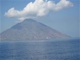 Da lontano, ecco che piano piano, compare Stromboli. Come una isola evanescente, sembra spuntare dagli stessi fumi che emette!