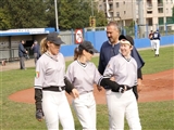 Da sinistra a destra Aryola, Loredana, Lisa a passeggio per il campo.