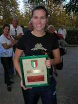 Aryola mostra la targa di Campione d'Italia.