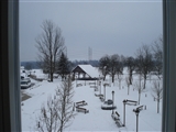 Dalla finestra della camera panchine allineate con i lampioni il tutto coperto di neve