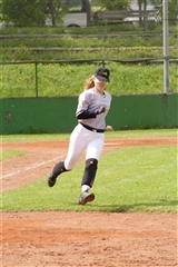 Arjola corre oltre la prima base.