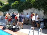 briefing con tutto il gruppo compresi gli istruttori, la piscina, le attrezzature e il cameramen