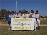 Foto di gruppo con stendardo Thunder's Five.