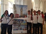 i ragazzi del 4 con e il poster i nostri big verso londra