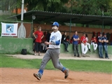 Najib running at homeplate in Bologna. Najib  arriva di corsa a casabase, a Bologna.