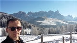 Diego con Monti innevati dietro di se.