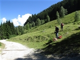 Alcuni camminatori del gruppetto sul pratone.