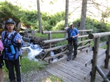 I Coccolini sul ponticello sul fiumiciattolo nel bosco.