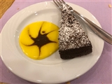 Fetta di torta al cioccolato con una stella disegnata sulla crema.