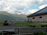 Malga Juribello contornata dalle montagne.