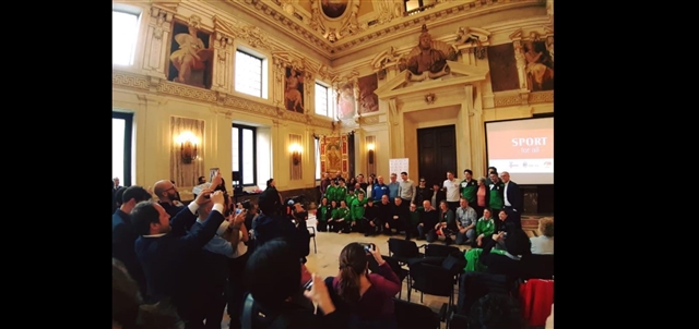 Foto di gruppo finale con al centro Daniele massaro e salvatore Napolitano, sopra di loro in piedi ci sono Maurizio Scarso, Pietro Rossetti, Giuseppe Napolitano, Maria Ester Nakano e e Davide Moreschi