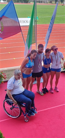 Gaia Rizzi e Arjola Dedaj con le rispettive guide al termine dei 100 metri