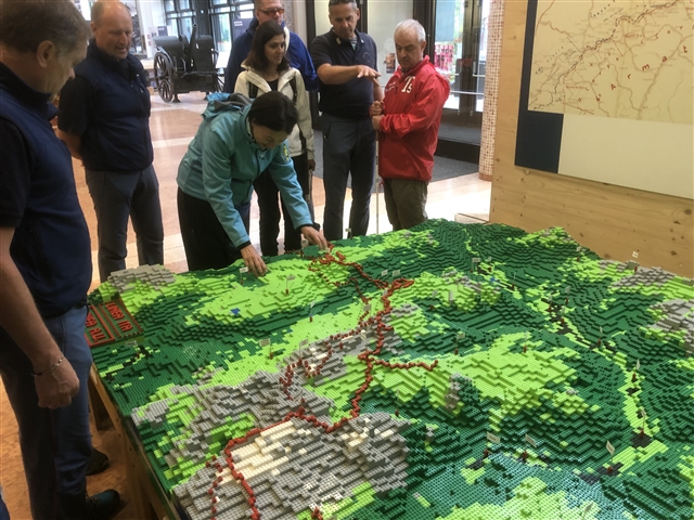Il gruppo esplora il plastico in Lego della Val di Fiemme.