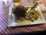 Piatto con Stinco e Patate.