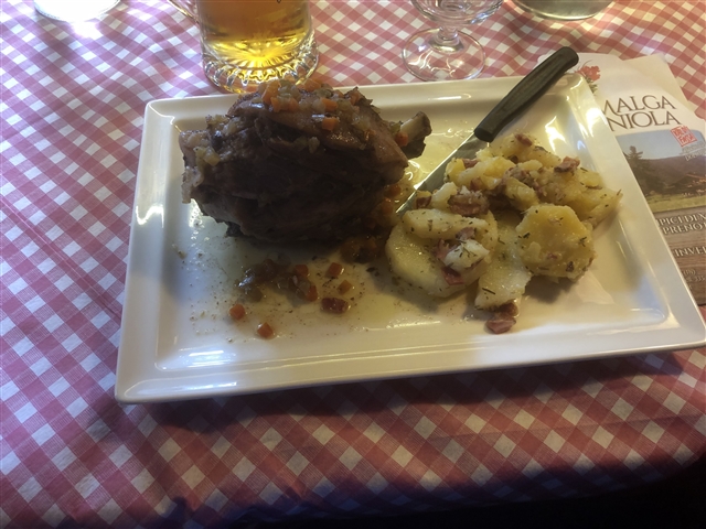 Piatto con Stinco e Patate.