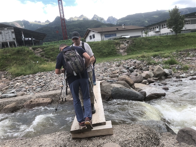 Antonio e Fulvio stanno per attraversare la passerella artigianale.