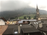 Cielo cupo e nebbioso oltre la chiesetta di Predazzo.