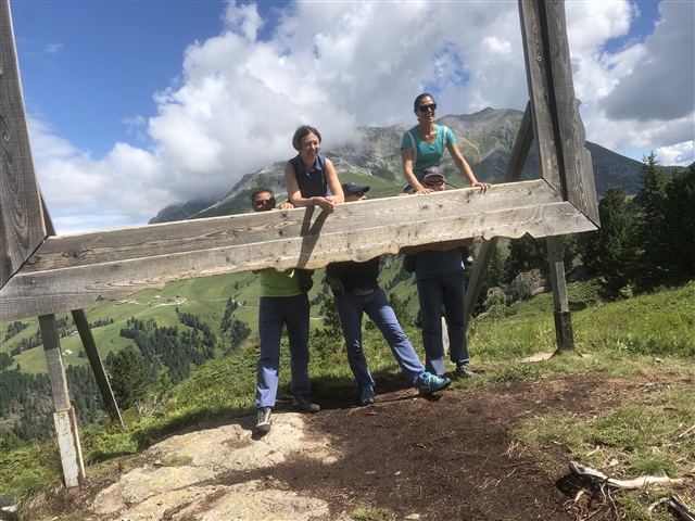 Coccolina e Florinda nella cornice del quadro tra i monti.