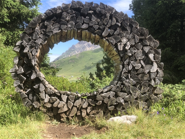 Il panorama del Latemar attraverso la sua scultura occhio.