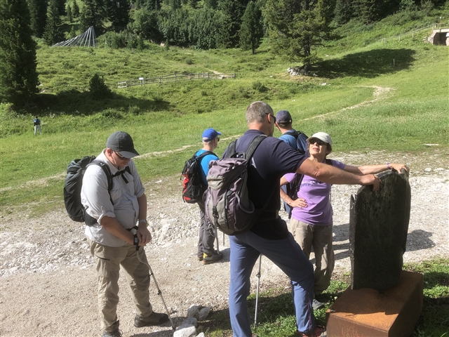 Il gruppo esplora una prima scultura.