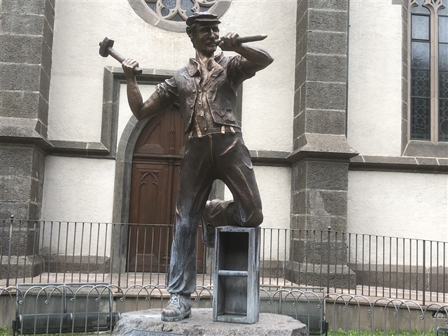 Statua dello scalpellino di Predazzo