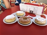 Bomboloni e ciambelline in bella mostra sul tavolino.