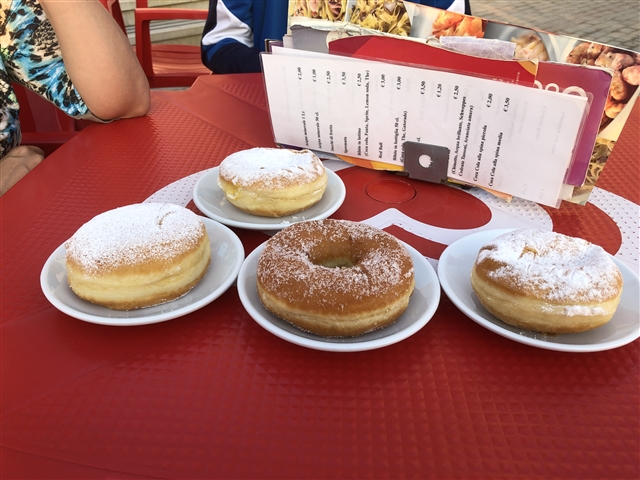 Bomboloni e ciambelline in bella mostra sul tavolino.