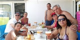 Un gruppetto al tavolo dell'aperitivo.