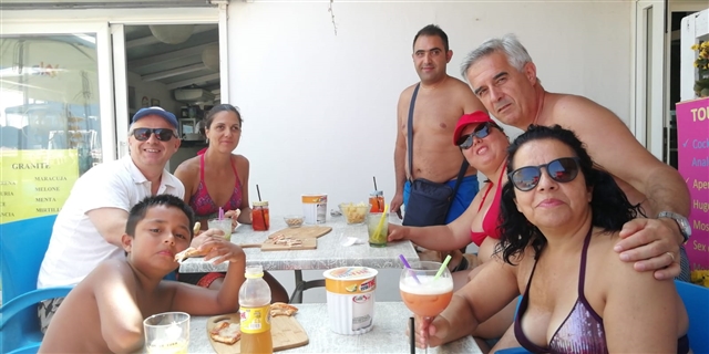 Un gruppetto al tavolo dell'aperitivo.