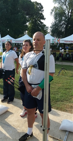 Ivan Nesossi con Chiara Scarano durante l'inno di apertura