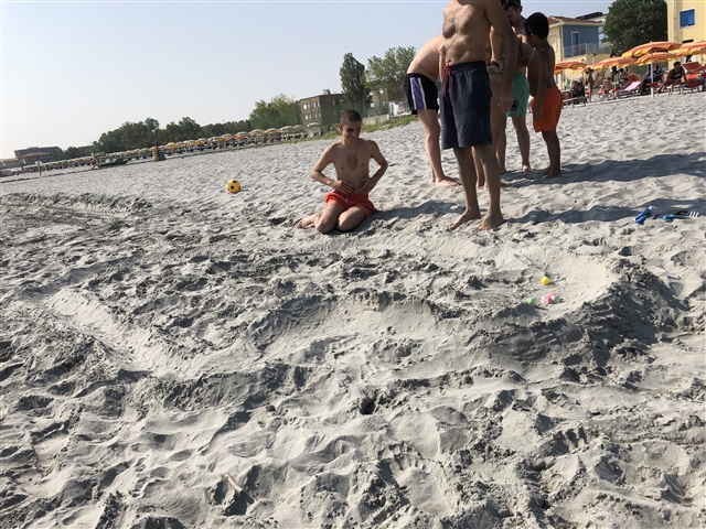 La pista di biglie costruita dai ragazzi del baseball.