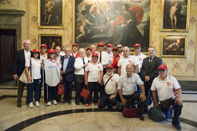 Foto di gruppo dei Thunders con il Sindaco Giuseppe Sala