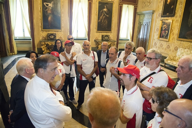 Il Sindaco Giuseppe Sala parla in mezzo ai ThundersSindaco parla in mezzo ai thunders five