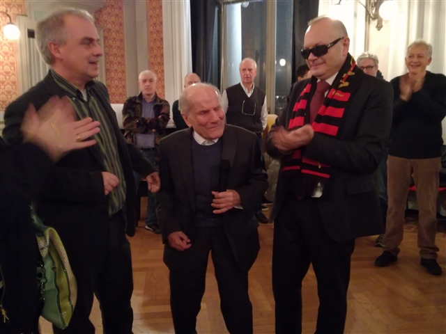 Aldo al microfono, Francesco e Franco durante la consegna della tessera di socio onorario.