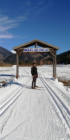 Adriano sotto l'arco della Marcialonga.