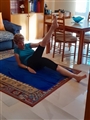 Elisabetta fa pilates sul tappetino.