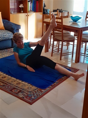 Elisabetta fa pilates sul tappetino.
