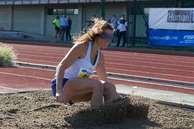 Arjola durante la fase di atterraggio, quasi sulla sabbia, nel salto in lungo