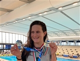 Martina Rabbolini Con Le Medaglie Al Collo E Sullo Sfondo La Piscina