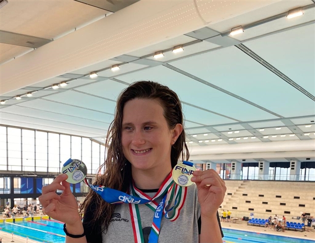 Martina Rabbolini Con Le Medaglie Al Collo E Sullo Sfondo La Piscina
