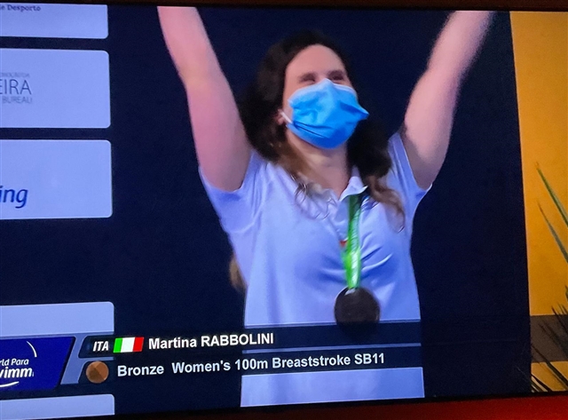 Martina Felice Sul Podio Con Al Collo La Medaglia Di Bronzo E Con Le Braccia Al Cielo
