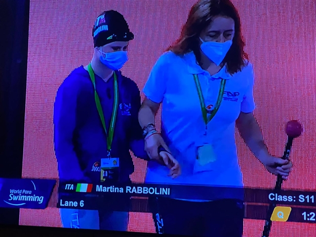 Martina Inquadrata In Primo Piano Mentre Si Reca Al Blocco.